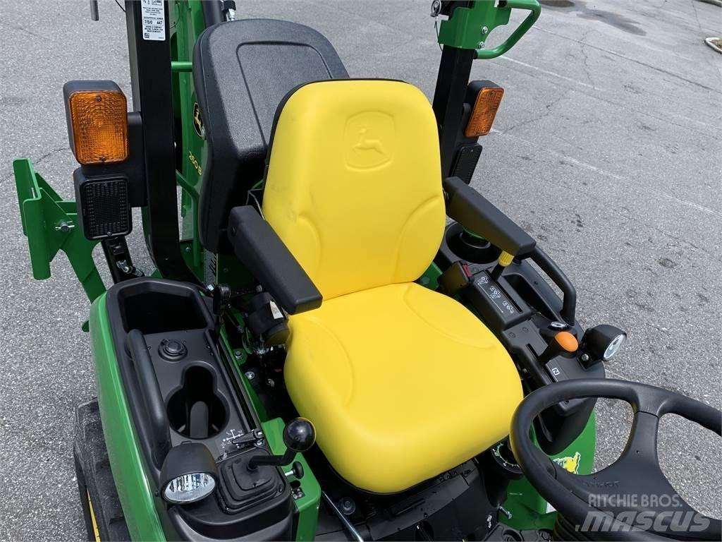 John Deere 2025R 小型曳引機