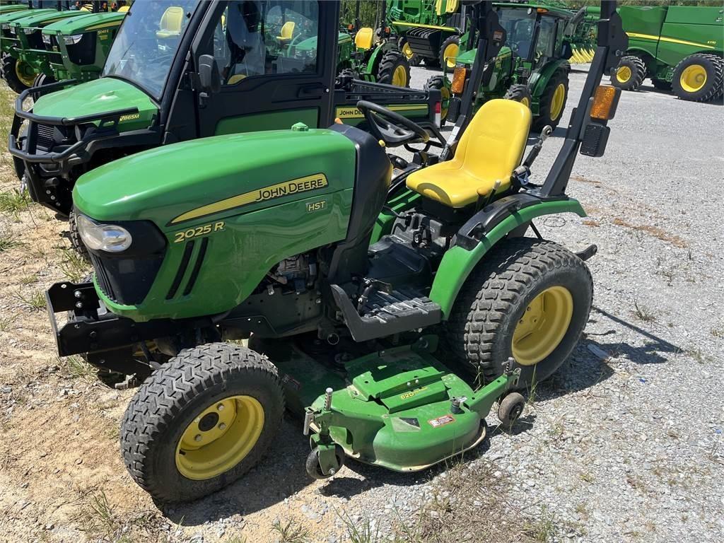 John Deere 2025R 小型曳引機