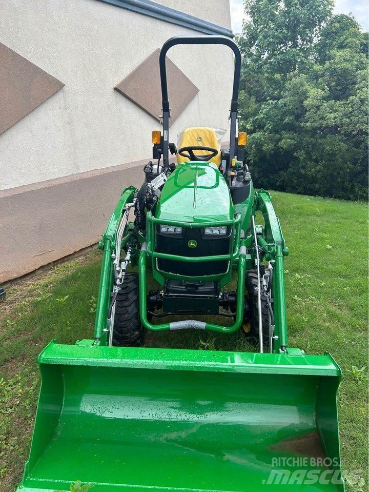 John Deere 2025R 小型曳引機
