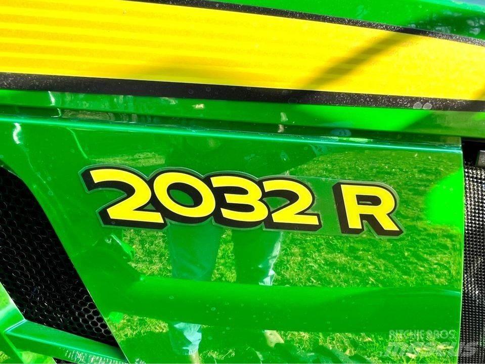 John Deere 2032R 小型曳引機
