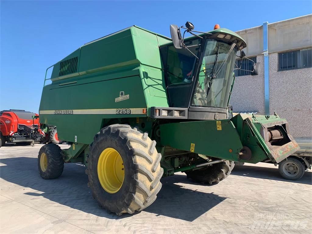 John Deere 2258 聯合收穫機