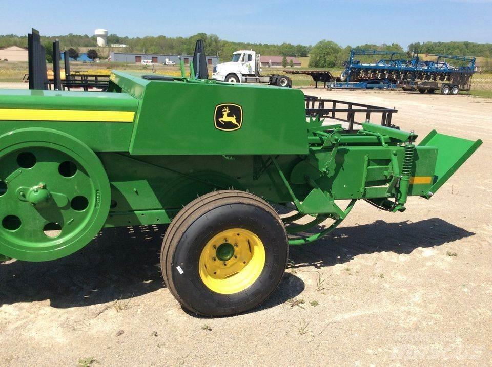 John Deere 348 方形打捆機