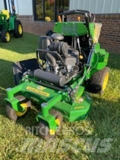 John Deere 636M 騎乘式割草機