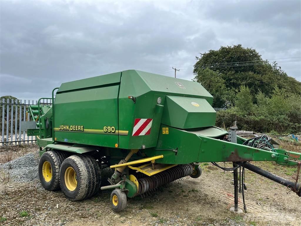 John Deere 690 方形打捆機