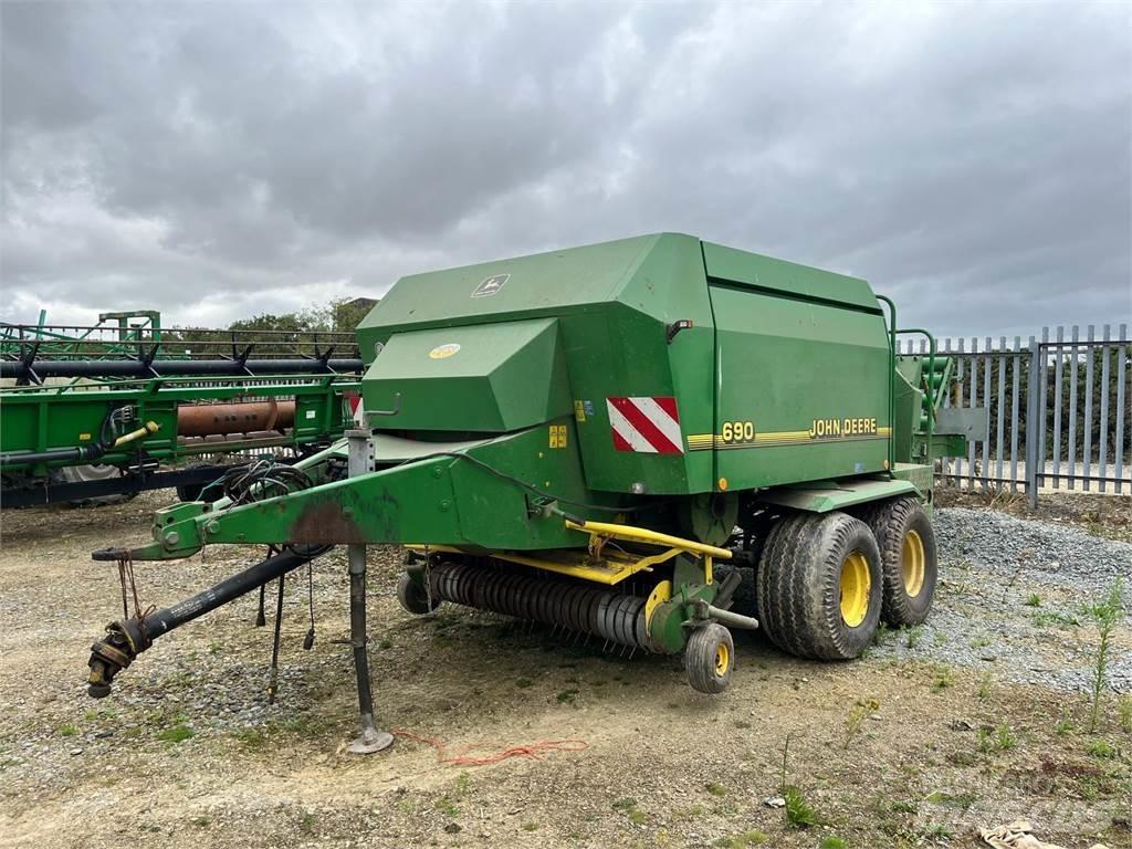 John Deere 690 方形打捆機