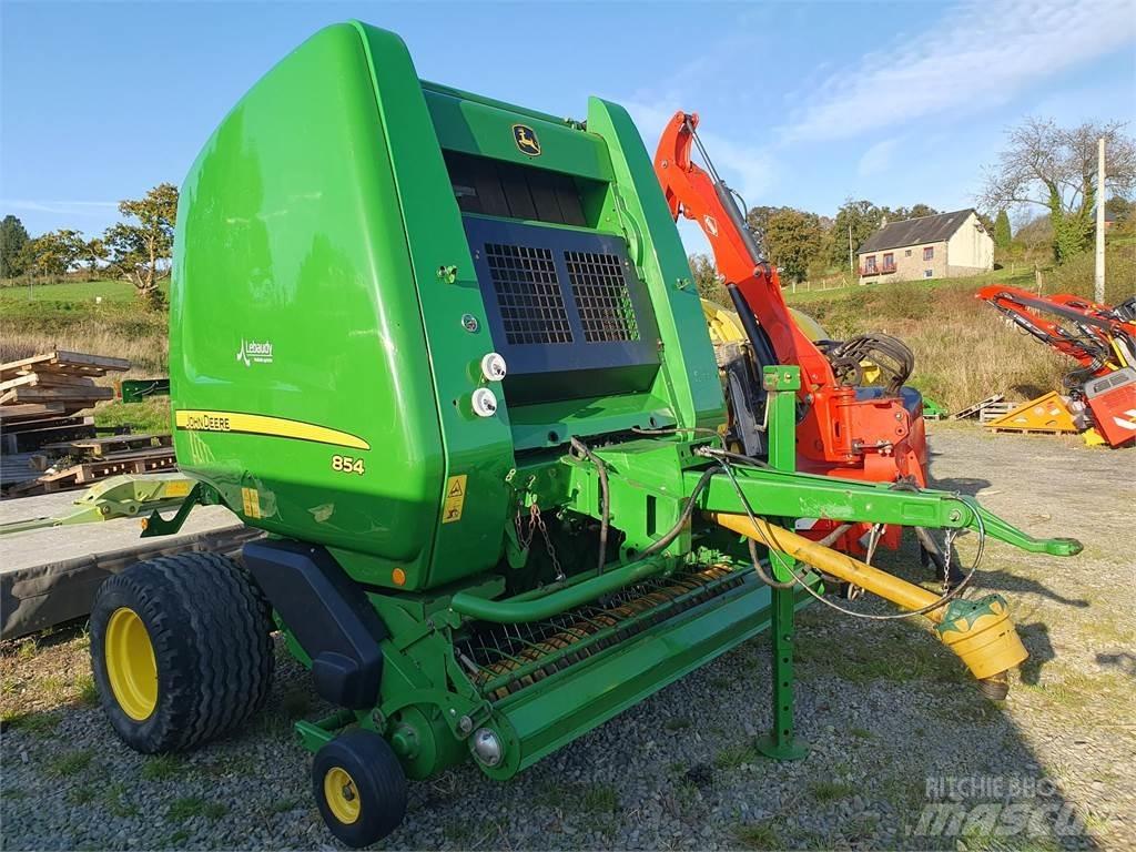 John Deere 854 圓型牧草打包機
