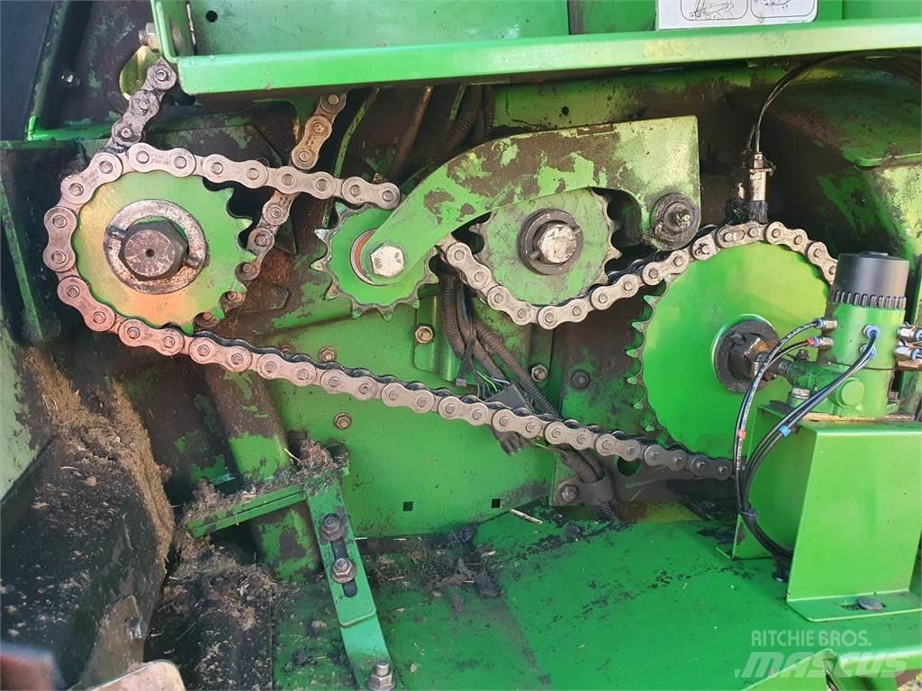 John Deere 854 圓型牧草打包機