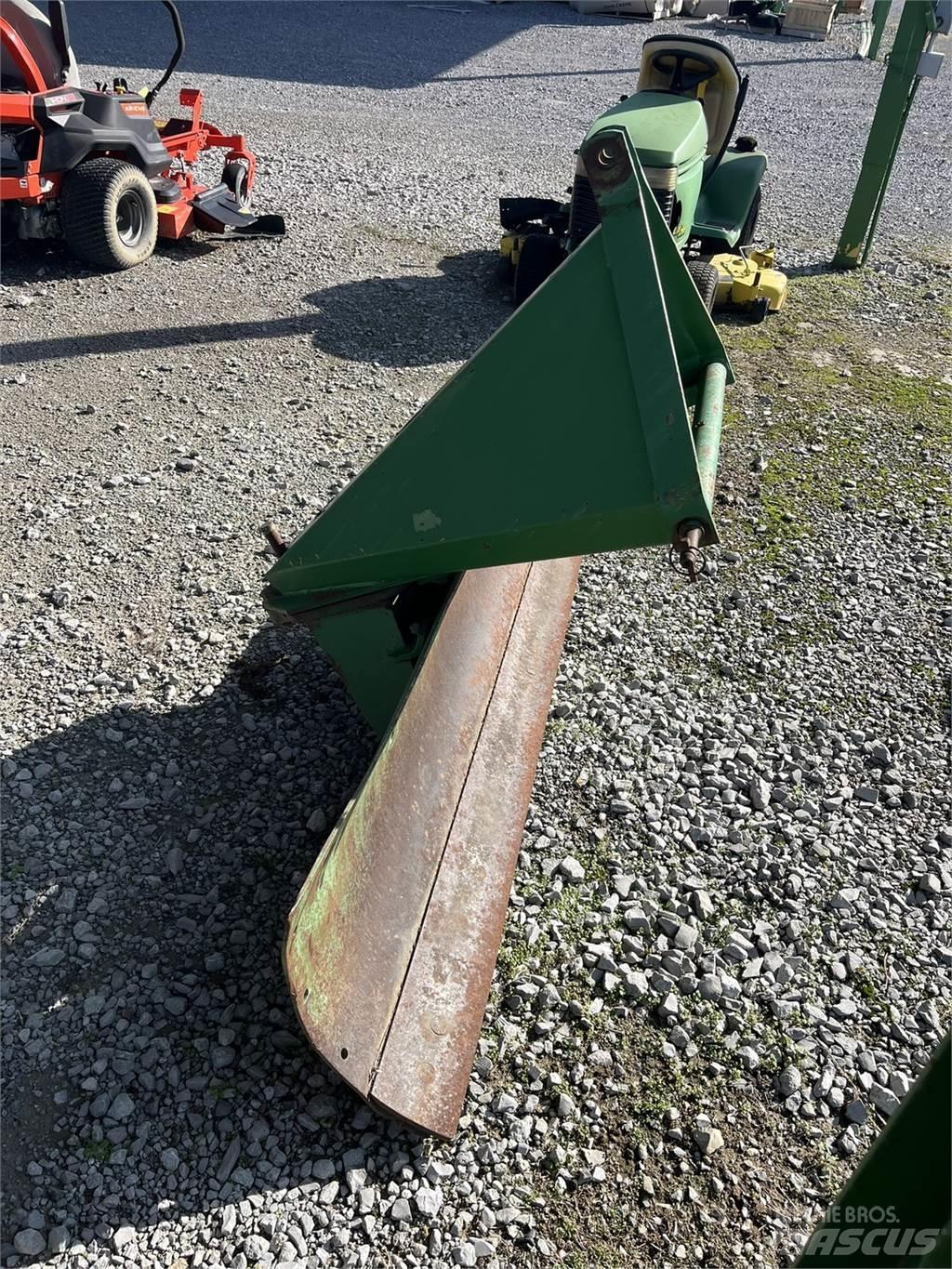 John Deere RB60 刮雪板和犁