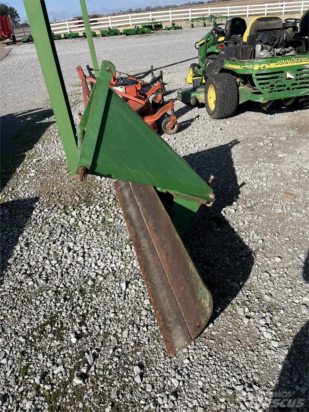 John Deere RB60 刮雪板和犁
