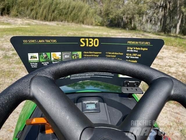 John Deere S130 騎乘式割草機