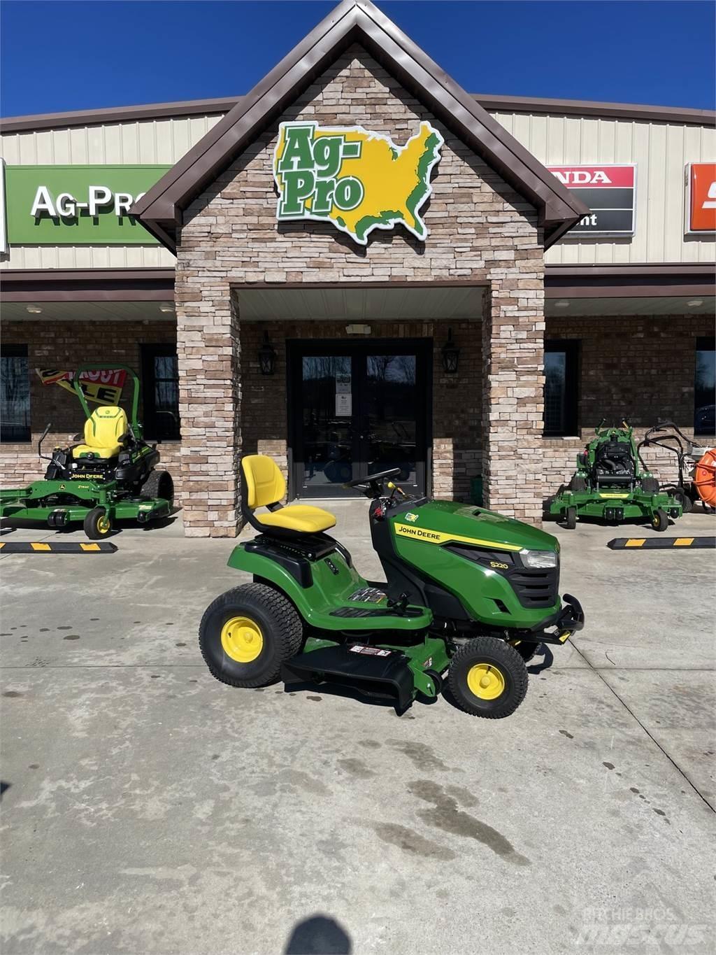 John Deere S220 騎乘式割草機