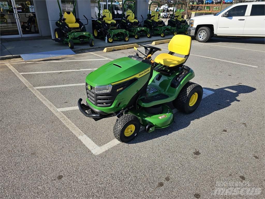John Deere S220 騎乘式割草機