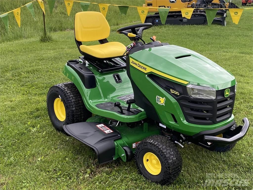 John Deere S220 騎乘式割草機