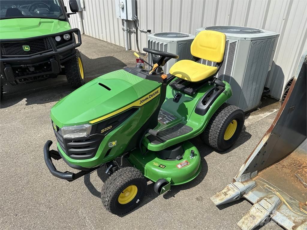 John Deere S220 騎乘式割草機