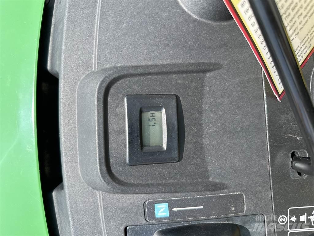 John Deere S220 騎乘式割草機