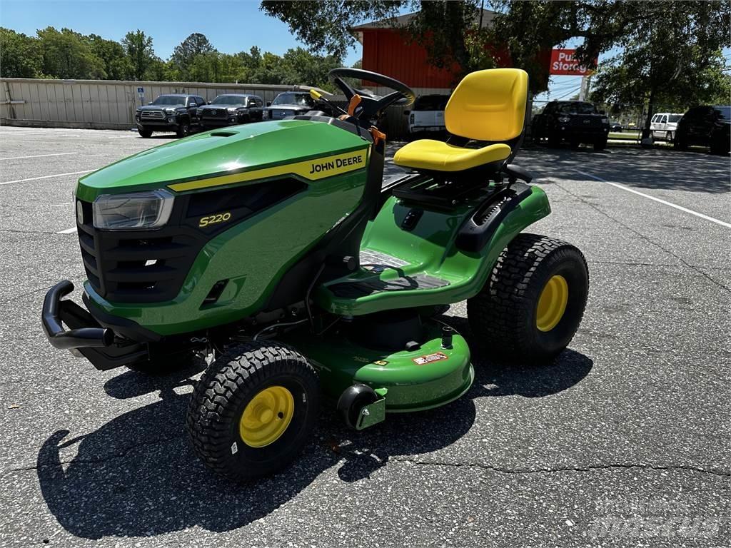 John Deere S220 騎乘式割草機