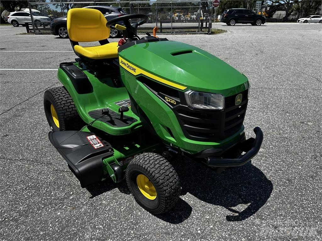 John Deere S220 騎乘式割草機
