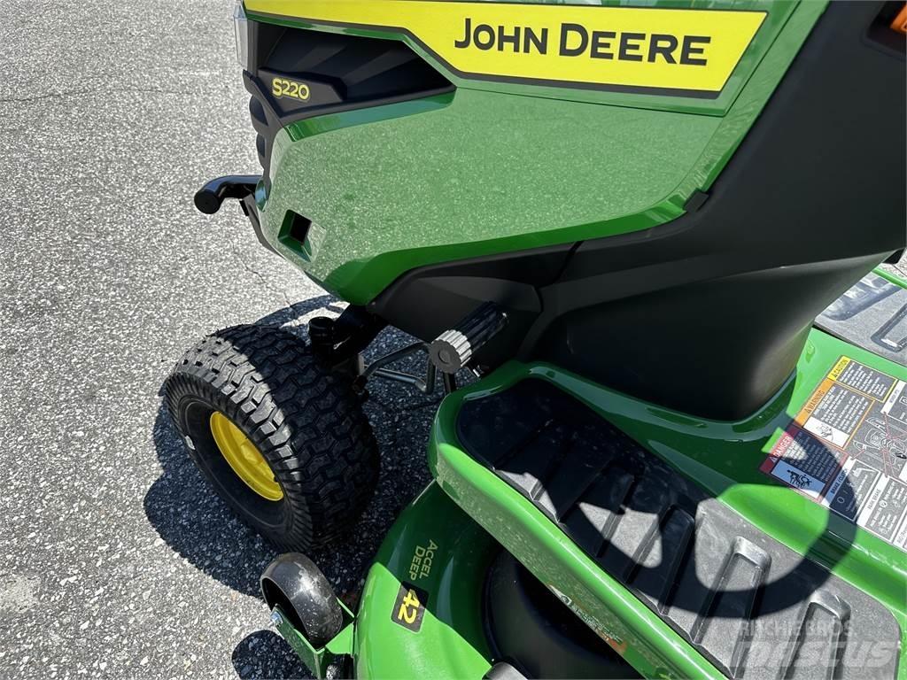 John Deere S220 騎乘式割草機