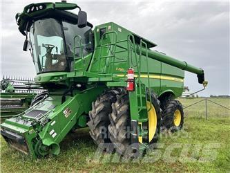 John Deere S680 聯合收穫機