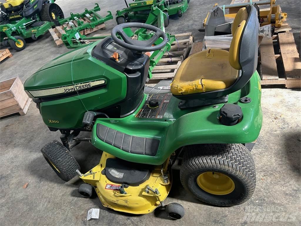 John Deere X300 騎乘式割草機