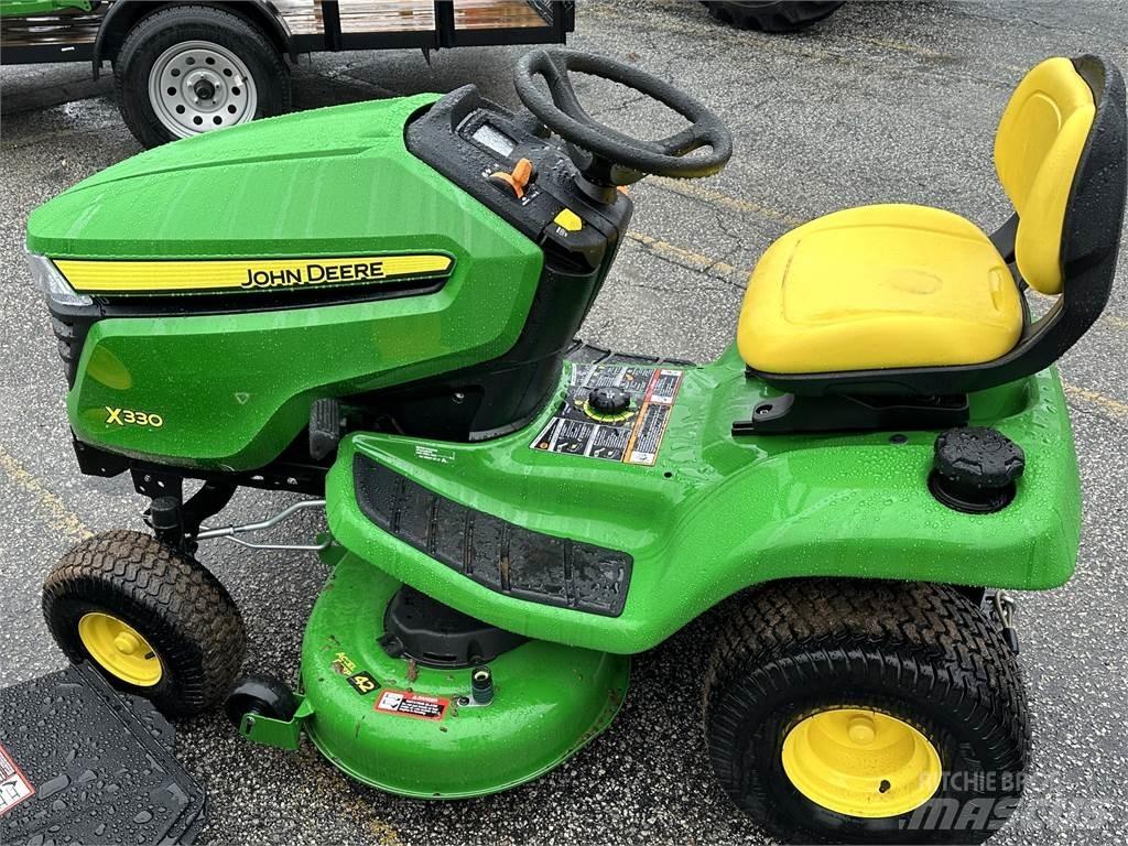 John Deere X330 小型曳引機