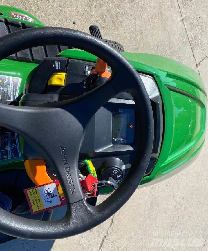 John Deere X330 小型曳引機
