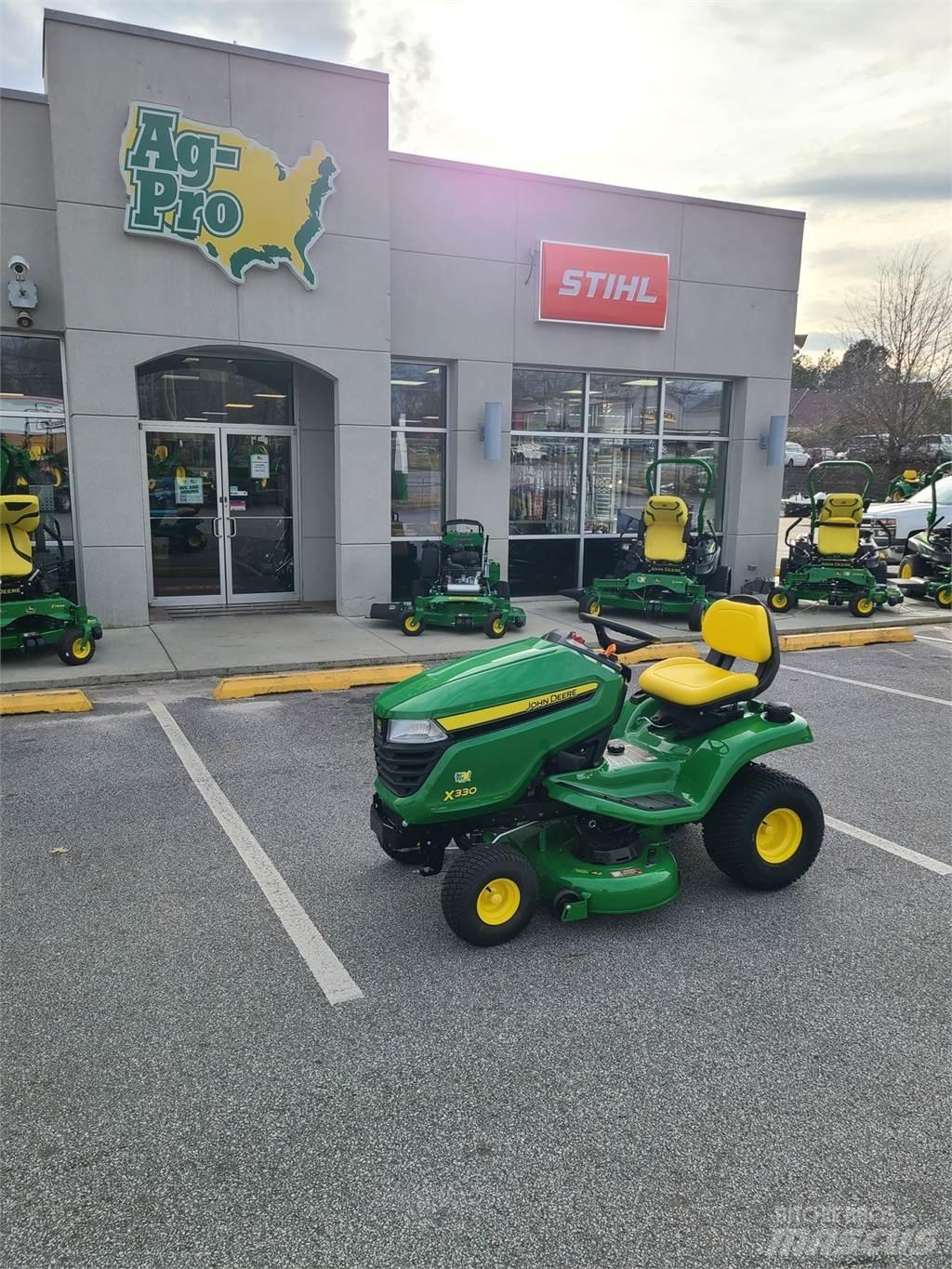 John Deere X330 小型曳引機