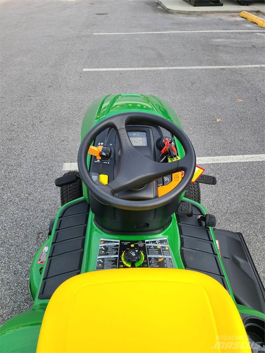 John Deere X330 小型曳引機