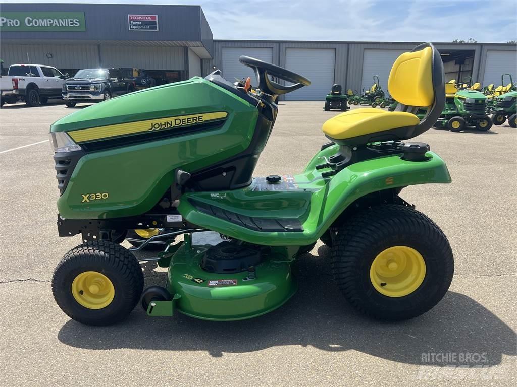 John Deere X330 小型曳引機