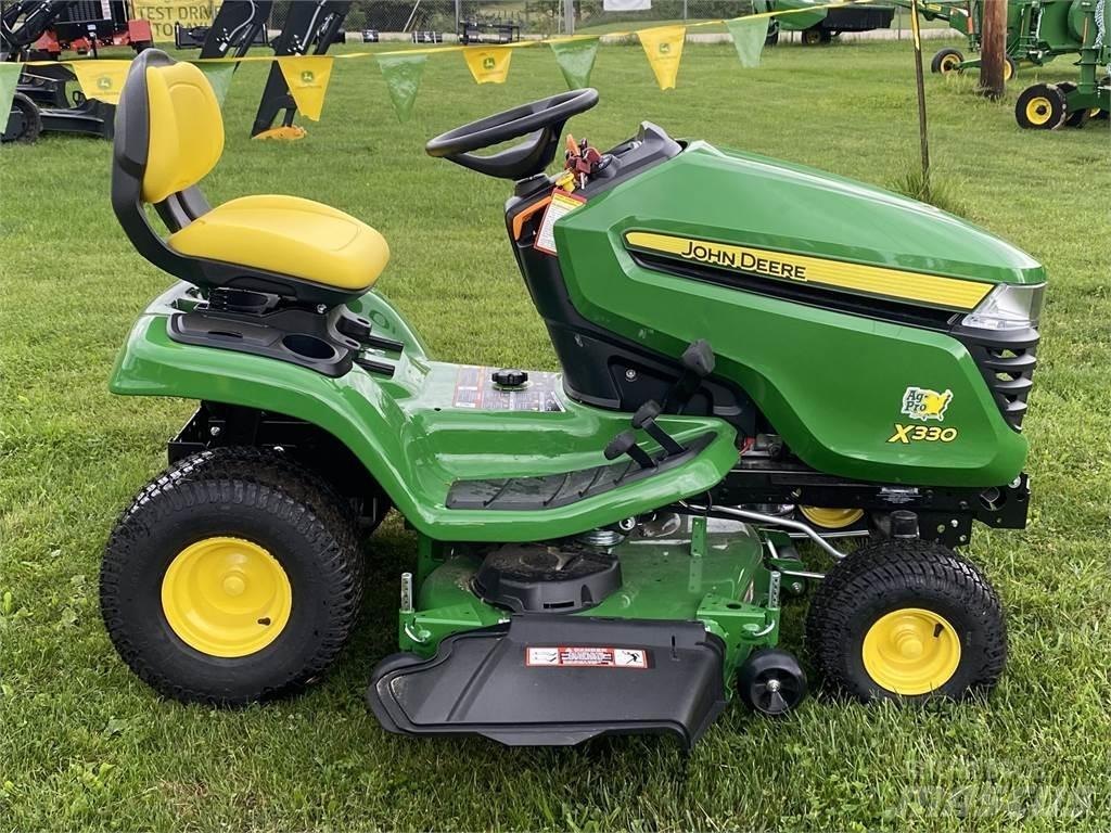 John Deere X330 小型曳引機