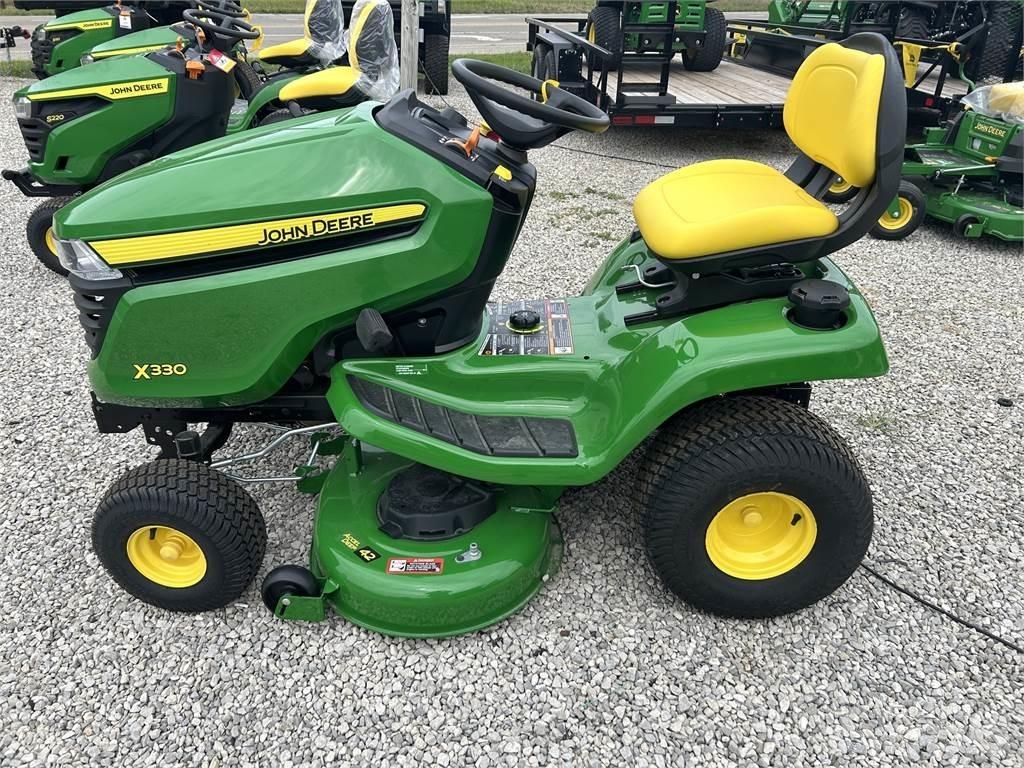 John Deere X330 小型曳引機