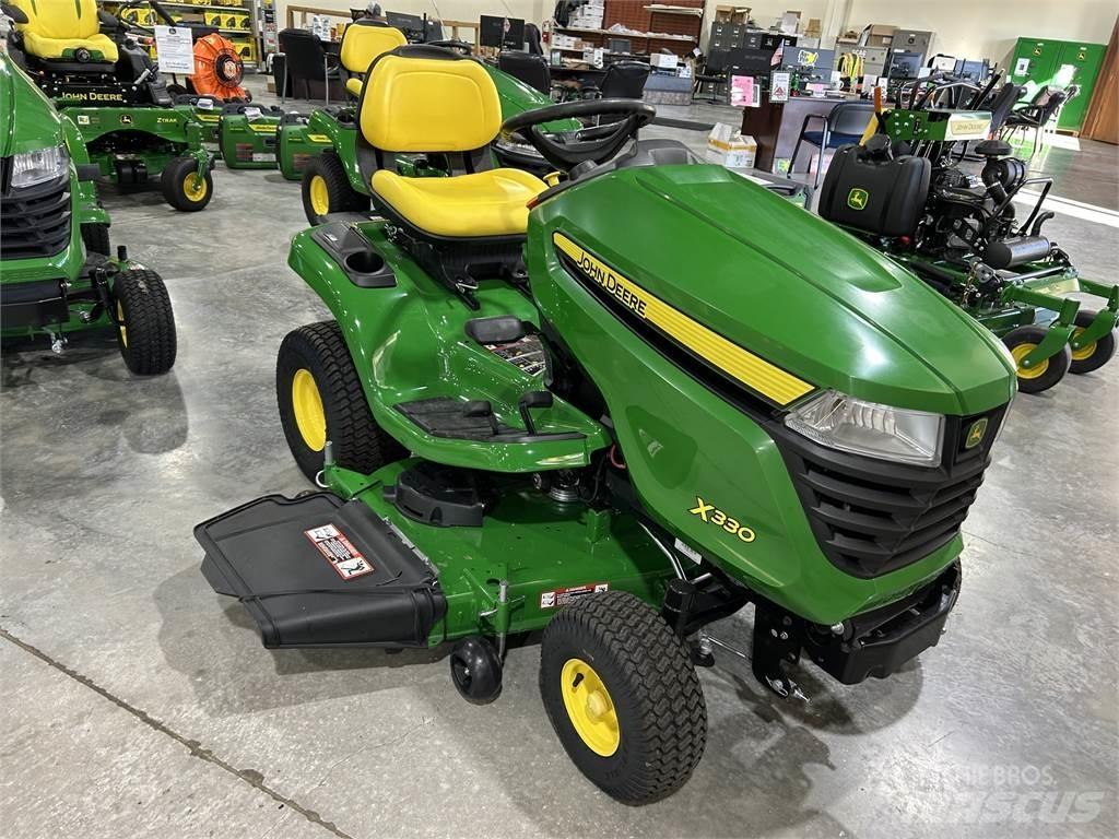 John Deere X330 小型曳引機