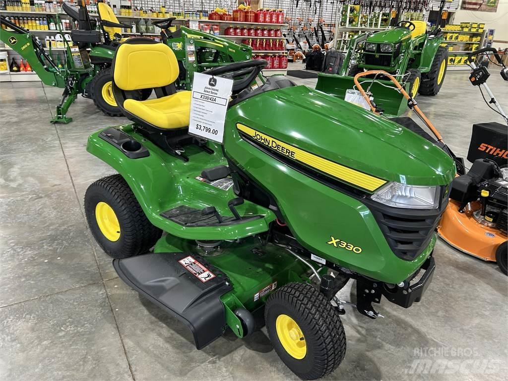 John Deere X330 小型曳引機