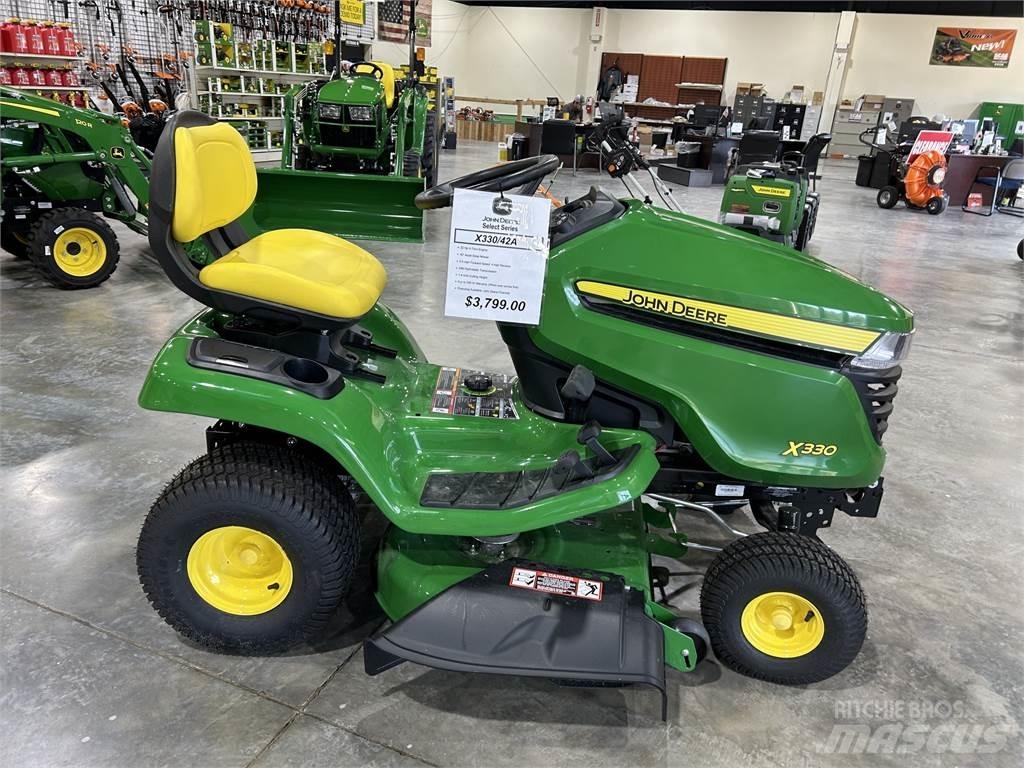 John Deere X330 小型曳引機