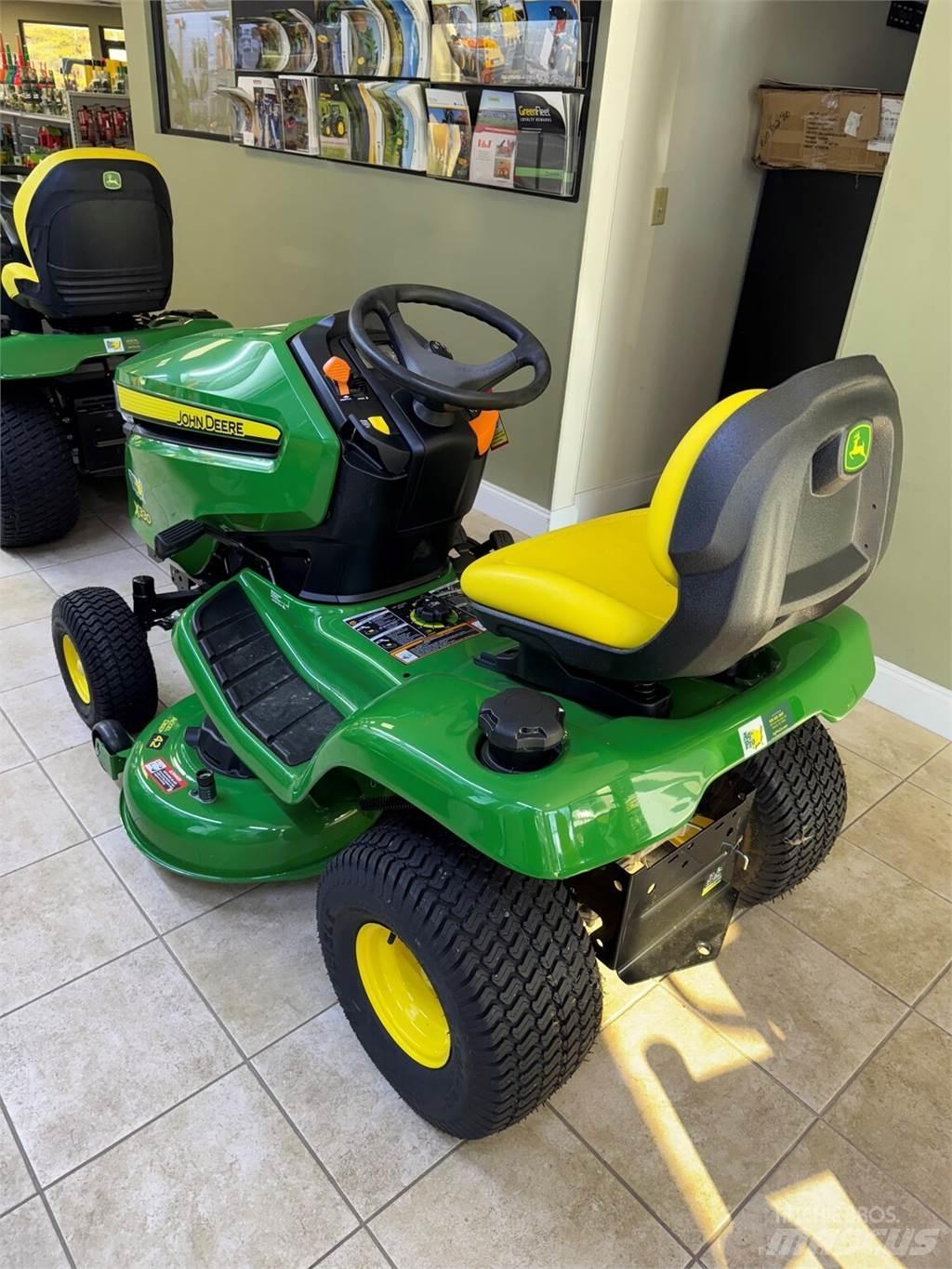 John Deere X330 小型曳引機