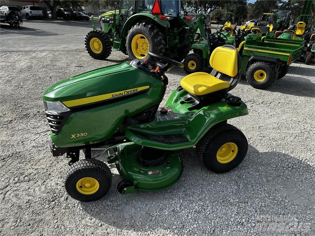 John Deere X330 小型曳引機