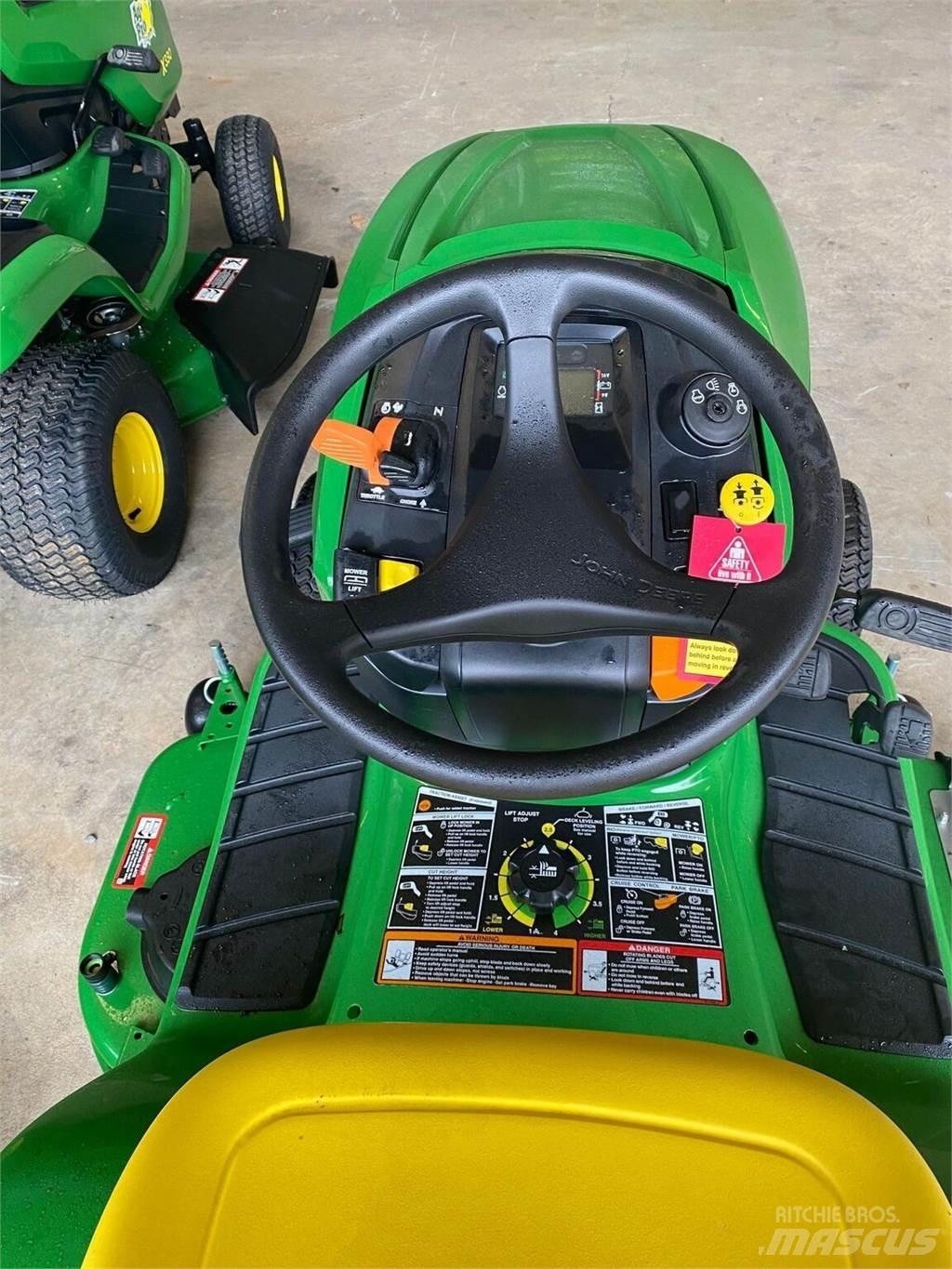 John Deere X330 小型曳引機