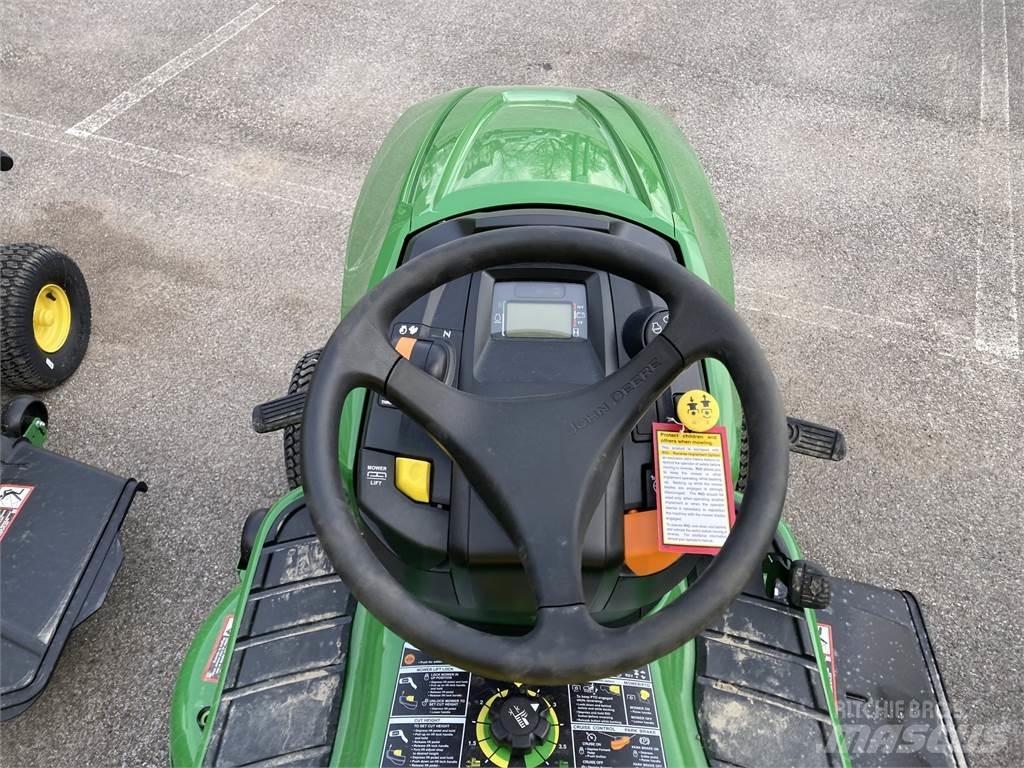 John Deere X330 小型曳引機