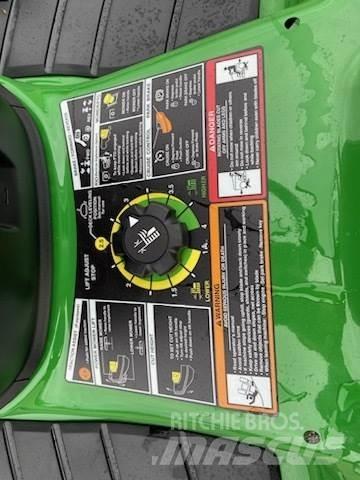 John Deere X370 小型曳引機