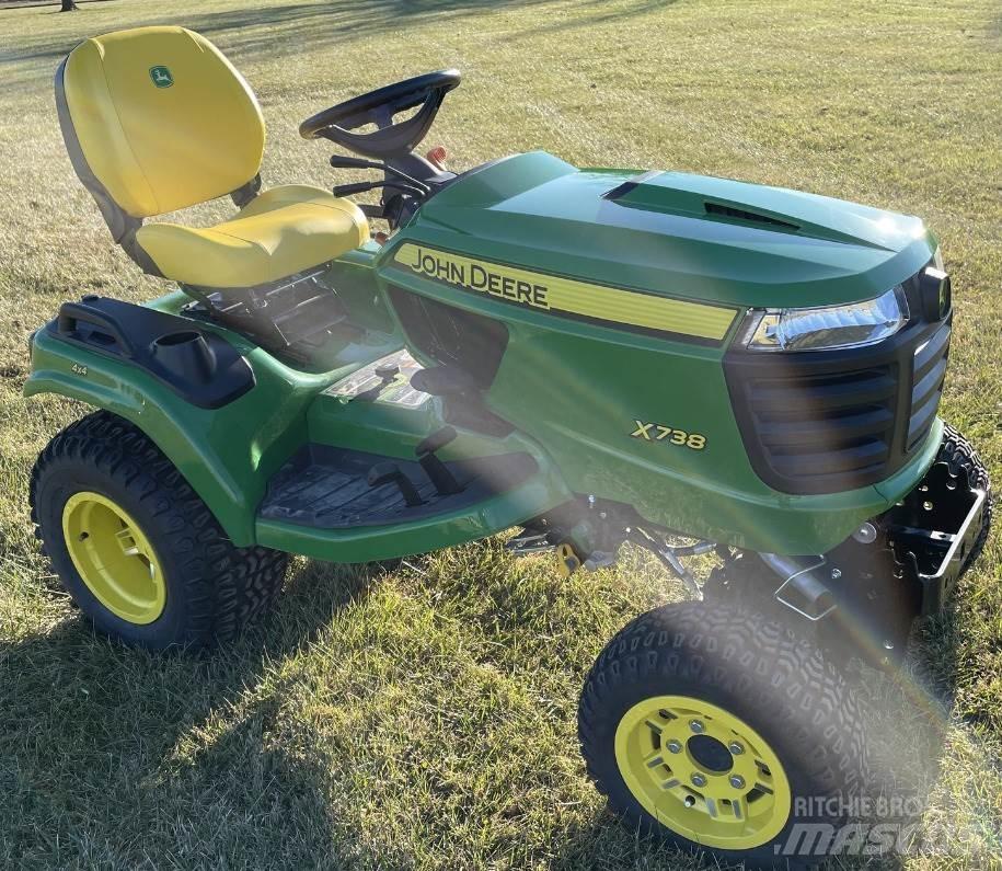 John Deere X738 小型曳引機