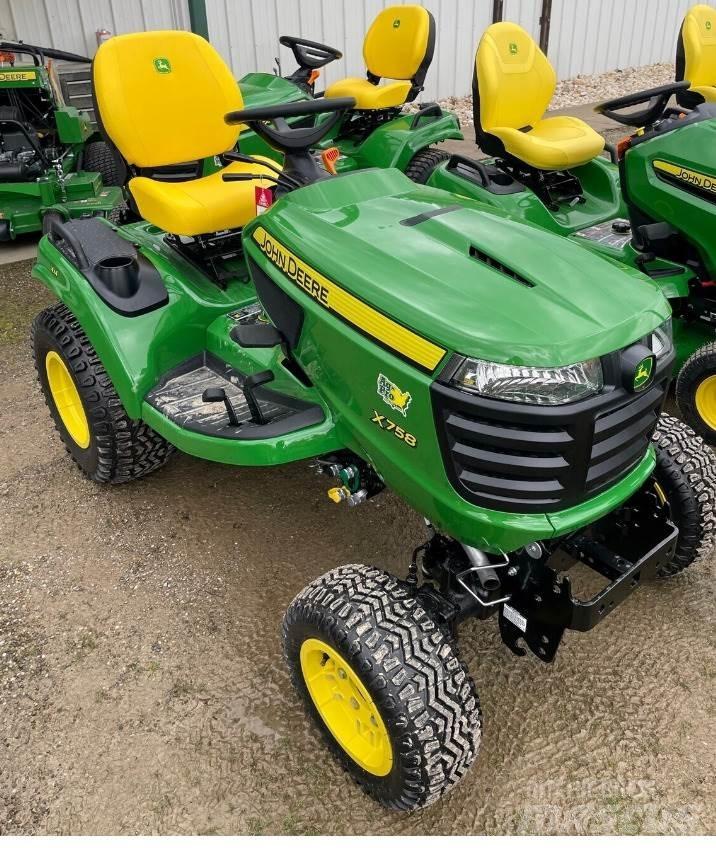 John Deere X758 小型曳引機