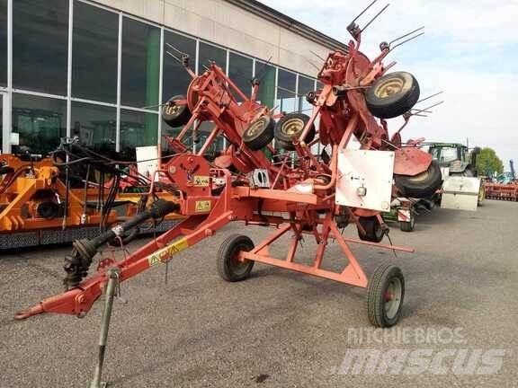 Kuhn GF 7702 耙與翻草機