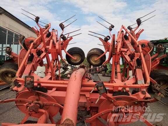 Kuhn GF 7702 耙與翻草機