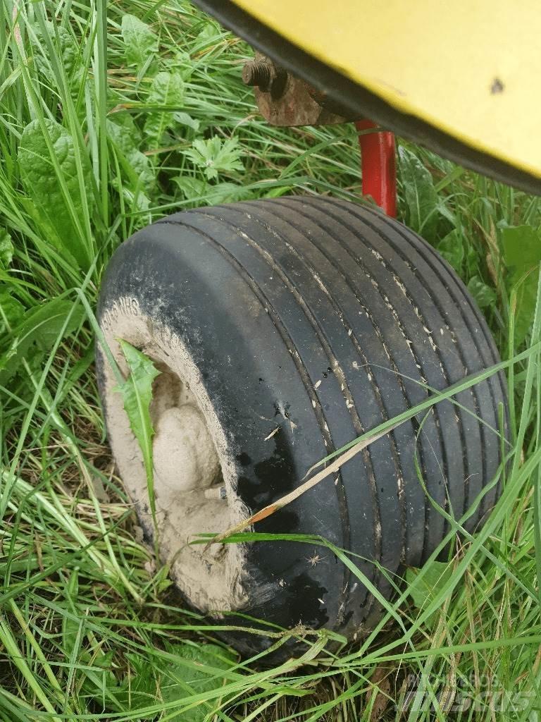 Pöttinger 810N 耙與翻草機