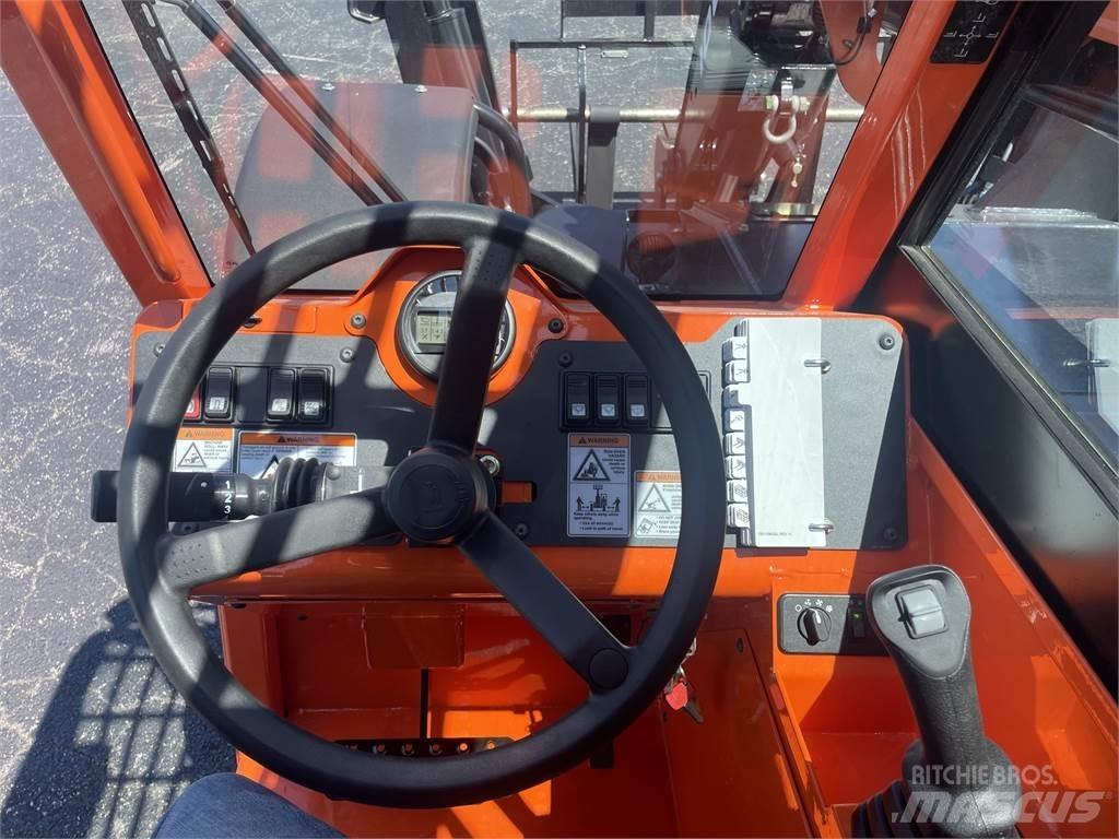 SkyTrak 10054 伸縮臂操作車