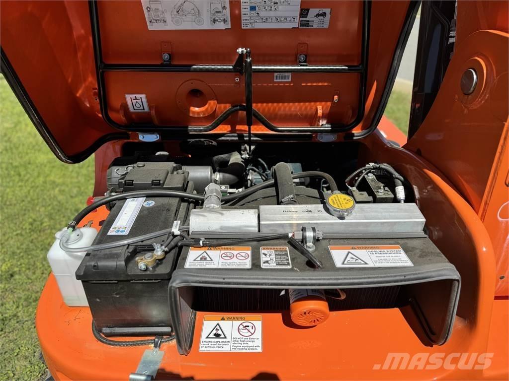 SkyTrak 3013 伸縮臂操作車