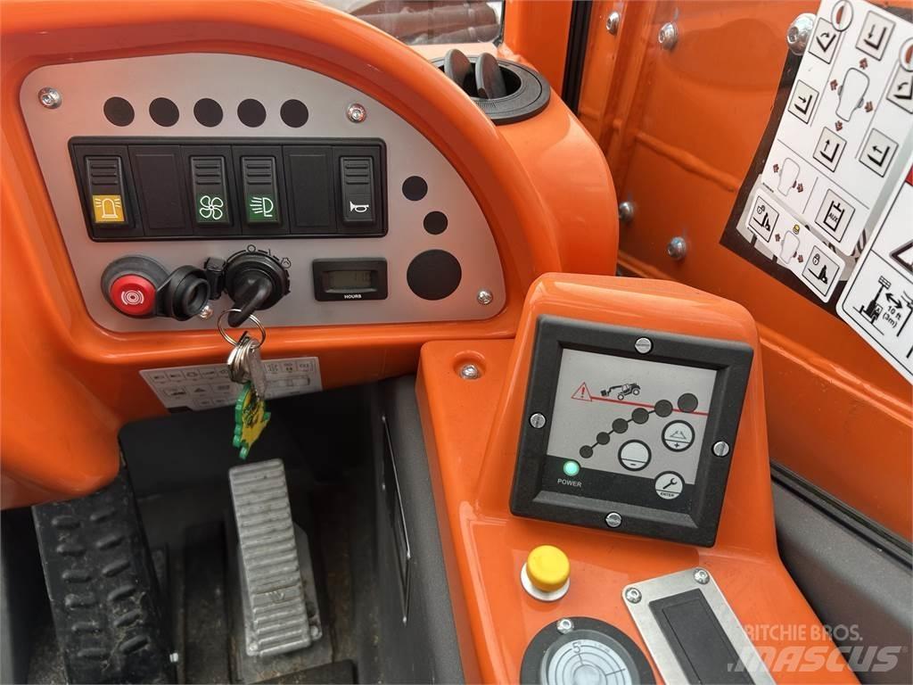 SkyTrak 3013 伸縮臂操作車