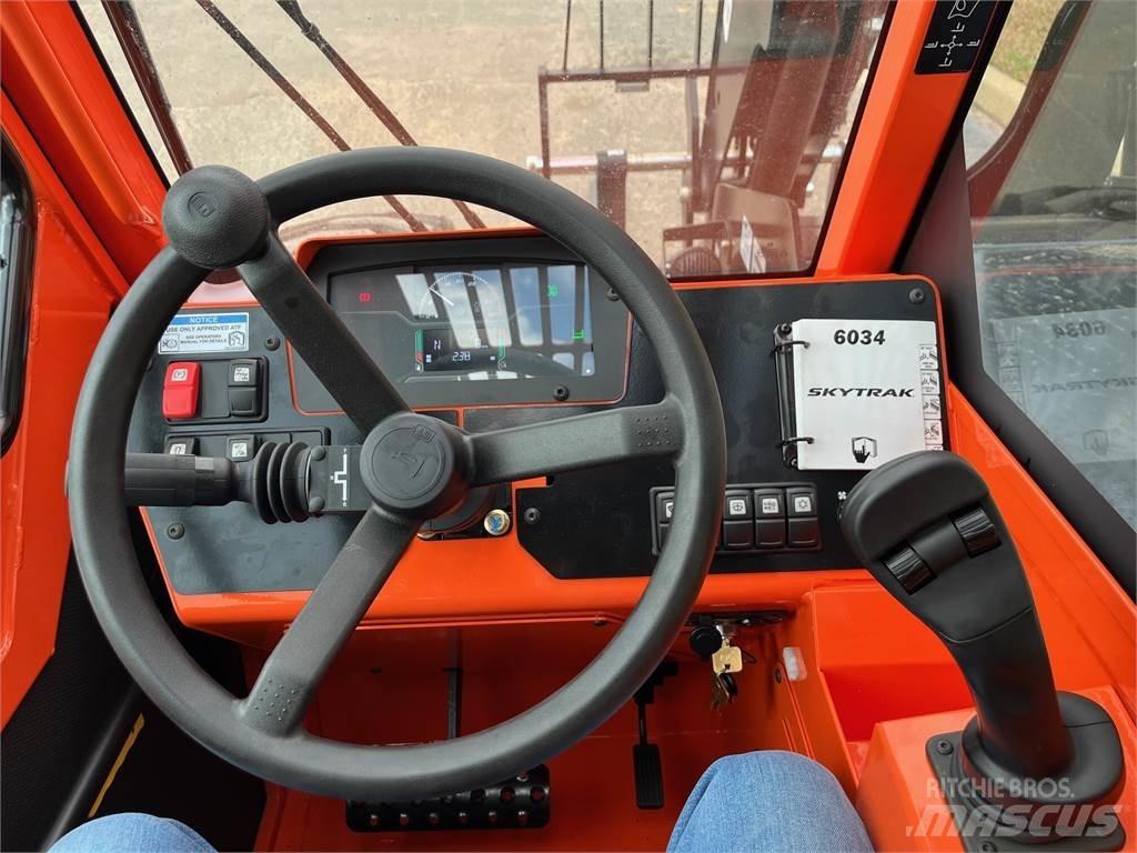 SkyTrak 6034 伸縮臂操作車