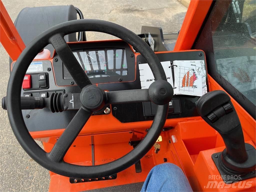 SkyTrak 8042 伸縮臂操作車
