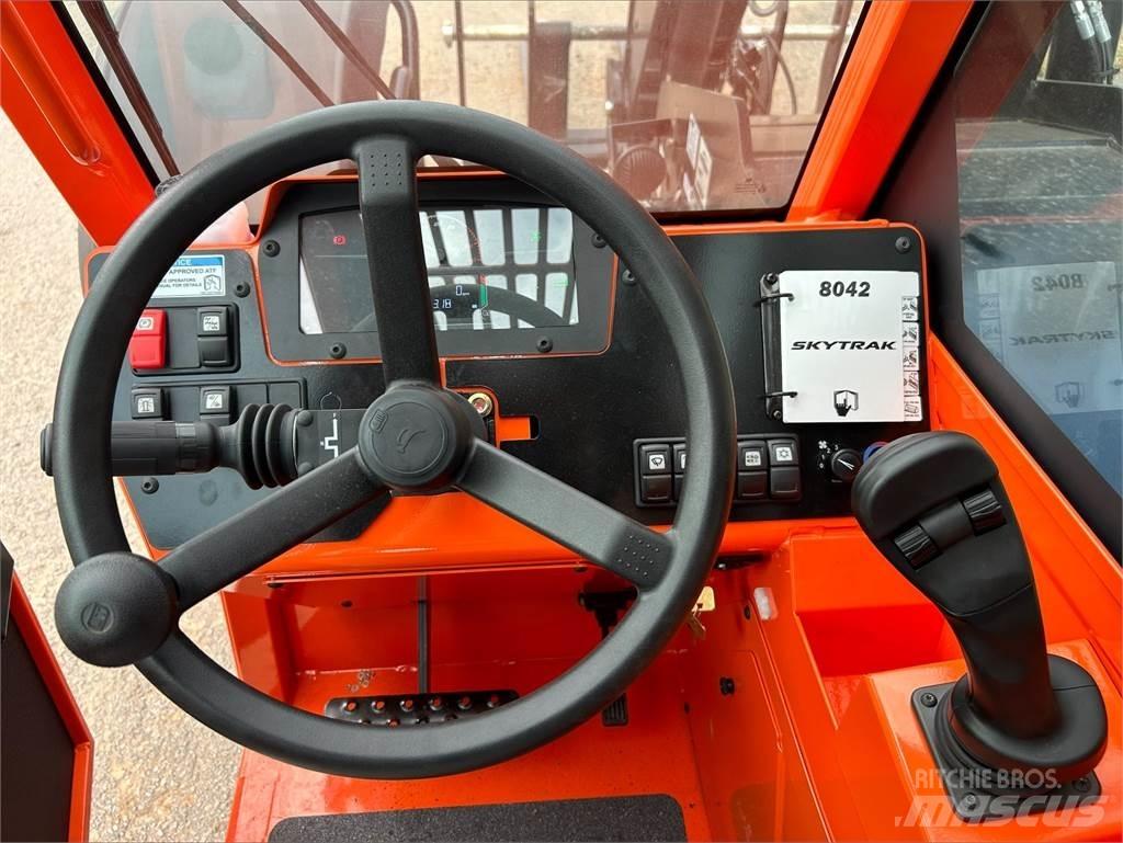 SkyTrak 8042 伸縮臂操作車